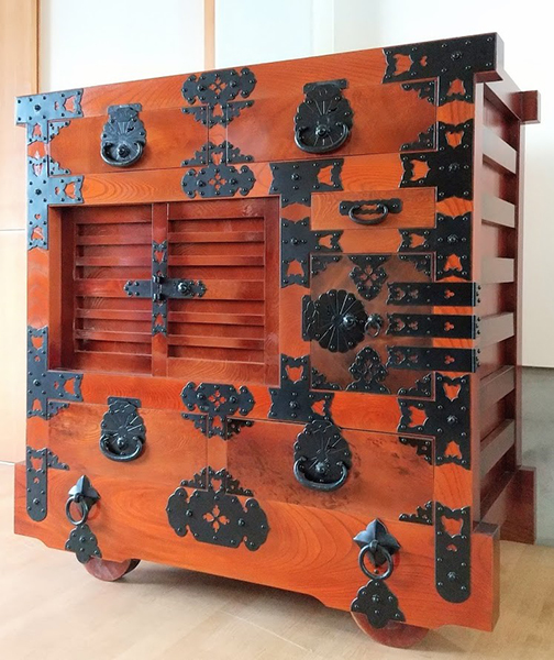 伝統工芸/国産品　米沢箪笥　黒/朱塗り着物箪笥　　木釘/和箪笥/刀箪笥/民芸家具 伝統工芸⁄国産品 米沢箪笥 黒⁄朱塗り着物箪笥 木釘⁄和箪笥⁄刀